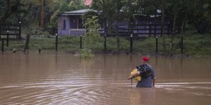 αντρας νερο μεχρι τη μέση