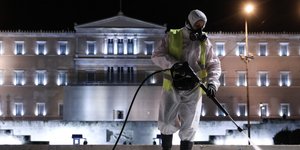 Απολύμανση για κορωνοϊό στην πλ. Συντάγματος