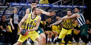 Φάση από τον αγώνα μπάσκετ Αρης-Παναθηναϊκός