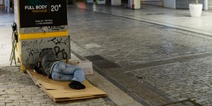 αστεγος σε κουτα