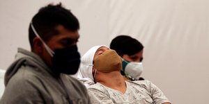 Ασθενείς με μάσκες σε κλινική στον Ισημερινό