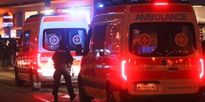 Αστυνομικός ανάμεσα σε ασθενοφόρα στην Αυστρία