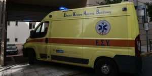 ασθενοφορο σε εισοδο