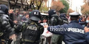 Αστυνομικοί επιχειρούν να διαλύσουν συγκέντρωση για το Πολυτεχνείο στη Θεσσαλονίκη