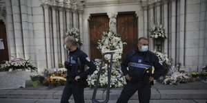 Αστυνομικοί έξω από την εκκλησία στη Νίκαια όπου σημειώθηκε η τρομοκρατική επίθεση