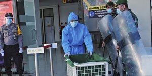 αστυνομικοι ασπιδες νοσοκομος