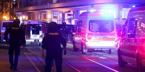 Αστυνομικοί και ασθενοφόρα στη Βιέννη