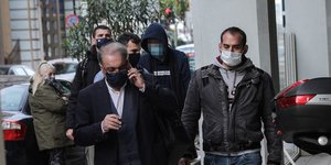 O κατηγορούμενος για τον φόνο στις Σπέτσες συνοδεύεται από αστυνομικούς