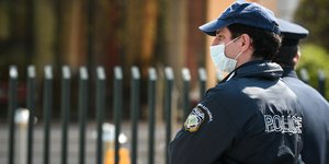 αστυνομικοι μπροστα σε καγκελα 