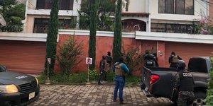 Αστυνομικοί σε επιχείρηση σε σπίτι στην Ονδούρα