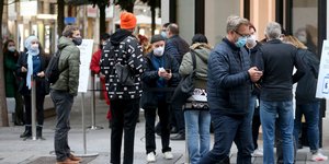 Κόσμος έξω από κατάστημα στην Αυστρία