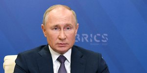 Ο Ρώσος πρόεδρος Βλαντιμίρ Πούτιν με σακάκι και μοβ γραβάτα