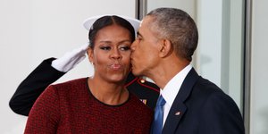 Ο Μπάρακ Ομπάμα φιλά στο μάγουλο την Μισέλ Ομπάμα