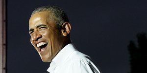 Ο Μπαράκ Ομπάμα με λευκό πουκάμισο