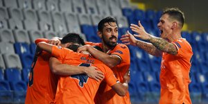 Οι ποδοσφαιριστές της Μπασακσεχίρ πανηγυρίζουν
