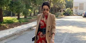 Η Μπέττυ Μαγγίρα με φλοράλ φόρεμα