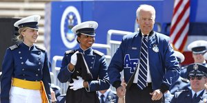 Ο Τζο Μπάιντεν με τζάκετ δίπλα σε αξιωματικούς του Ναυτικού