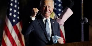 O Τζο Μπάιντεν πανηγυρίζει με σφιγμένη γροθιά