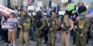 Ακροδεξιά μέλη της οργάνωσης boogaloo στις ΗΠΑ με όπλα