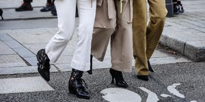 Γυναίκες φορούν παντελόνια και διασχίζουν τον δρόμο