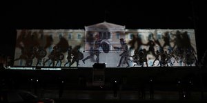 Η προσφορά των Ενόπλων Δυνάμεων «ζωντάνεψε» στην πρόσοψη της Βουλής