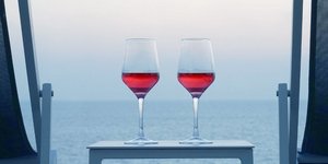 ποτήρια κόκκινο κρασί ξαπλώστρες