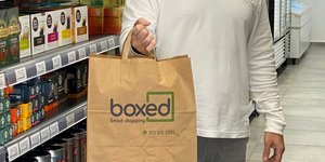 Άνδρας με την χάρτινη σακούλα του boxed.gr