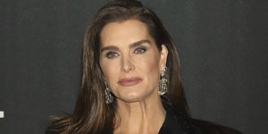 Η Μπρουκ Σιλντς με total black look