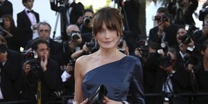 Η Κάρλα Μπρούνι με μπλε φόρεμα