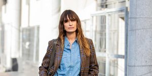 Η Caroline de Maigret με καρό σακάκι
