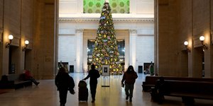 Κορωνοϊός: Η Ευρώπη αρχίζει να χαλαρώνει τα μέτρα ενώ στις ΗΠΑ τα κρούσματα αυξάνονται 