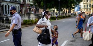 Μαμά με το παιδάκι της στην Αβάνα της Κούβας