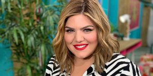 H Δανάη Μπάρκα με ζεμπρέ μπλούζα