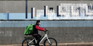 Ποδηλάτης κάνει ντελίβερι στη Λισαβόνα, φορώντας μάσκα για τον κορωνοϊό