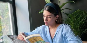 Η Demy διαβάζει βιβλίο