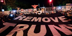 Οπαδοί Μπάιντεν με πανό κατά Τραμπ κοντά στον Λευκό Οίκο