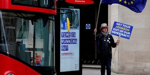 Διαδηλωτής με σημαία της ΕΕ στη Βρετανία