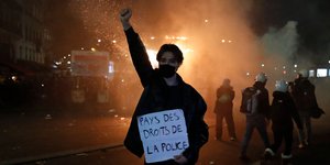 Διαδηλωτής στη Γαλλία κατά του νομοσχεδίου για την ασφάλεια