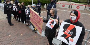 Γυναίκες διαδηλώνουν ενάντια του νόμου που απαγορεύει τις αμβλώσεις