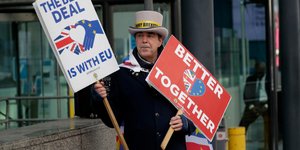 Διαδηλωτής με πλακάτ κατά του Brexit στη Βρετανία