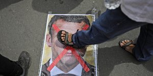 Μουσουλμάνος διαδηλωτής πατά την εικόνα του Γάλλου προέδρου, Εμανουέλ Μακρόν