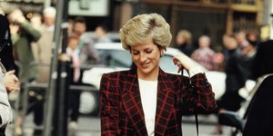 Η Νταϊάνα με μπότες και σακάκι