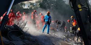 Διασώστες στη Σμύρνη