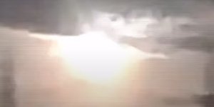 Φωτεινή λάμψη διάττοντα αστέρα πάνω από την Ιαπωνία