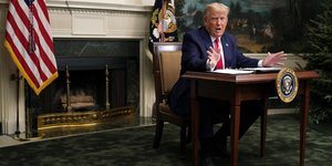 Ο Αμερικανός πρόεδρος Ντόναλντ Τραμπ κάθεται σε ένα μικροσκοπικό γραφείο