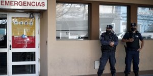 αστυνομικοι εξω απο παραθυρο
