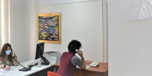 δυο γυναικες σε τηλέφωνα 