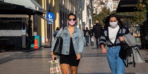 δυο κοπελες περπατανε 