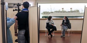δυο συζητουν ενας κανει εμβολιο