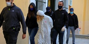 Εγκλημα στην Αγ. Βαρβάρα: Η κόρη της 50χρονης οδηγείται στον ανακριτή